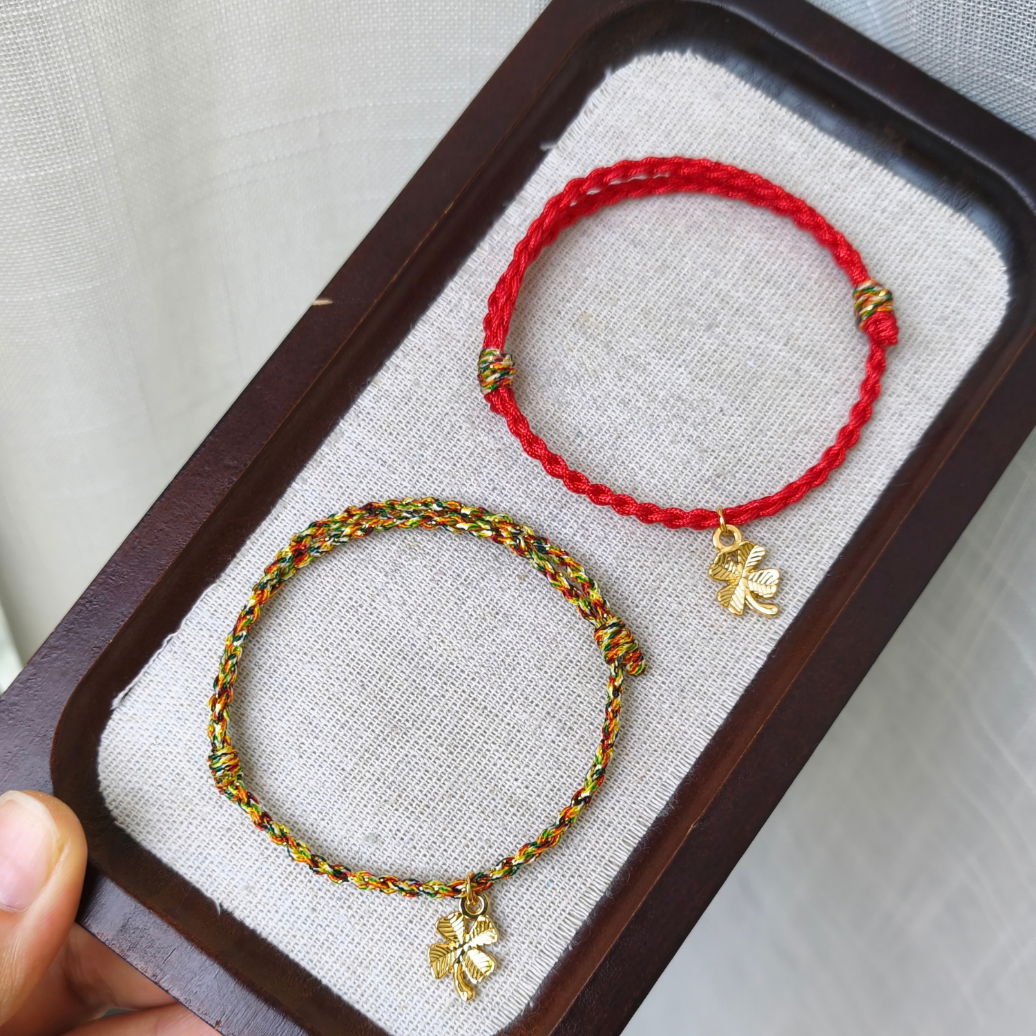 Vòng tay chỉ ngũ sắc vàng kim dây tết mix charm cỏ bốn lá treo mạ vàng 18k - Ảnh 2