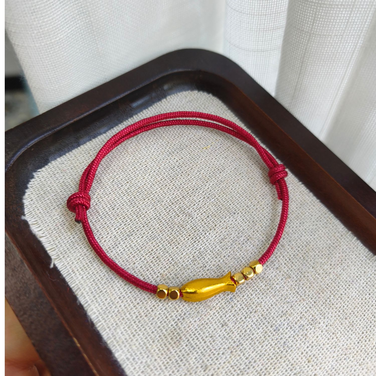 Vòng tay chỉ đỏ rượu vang mix cá vàng kim sa không gỉ