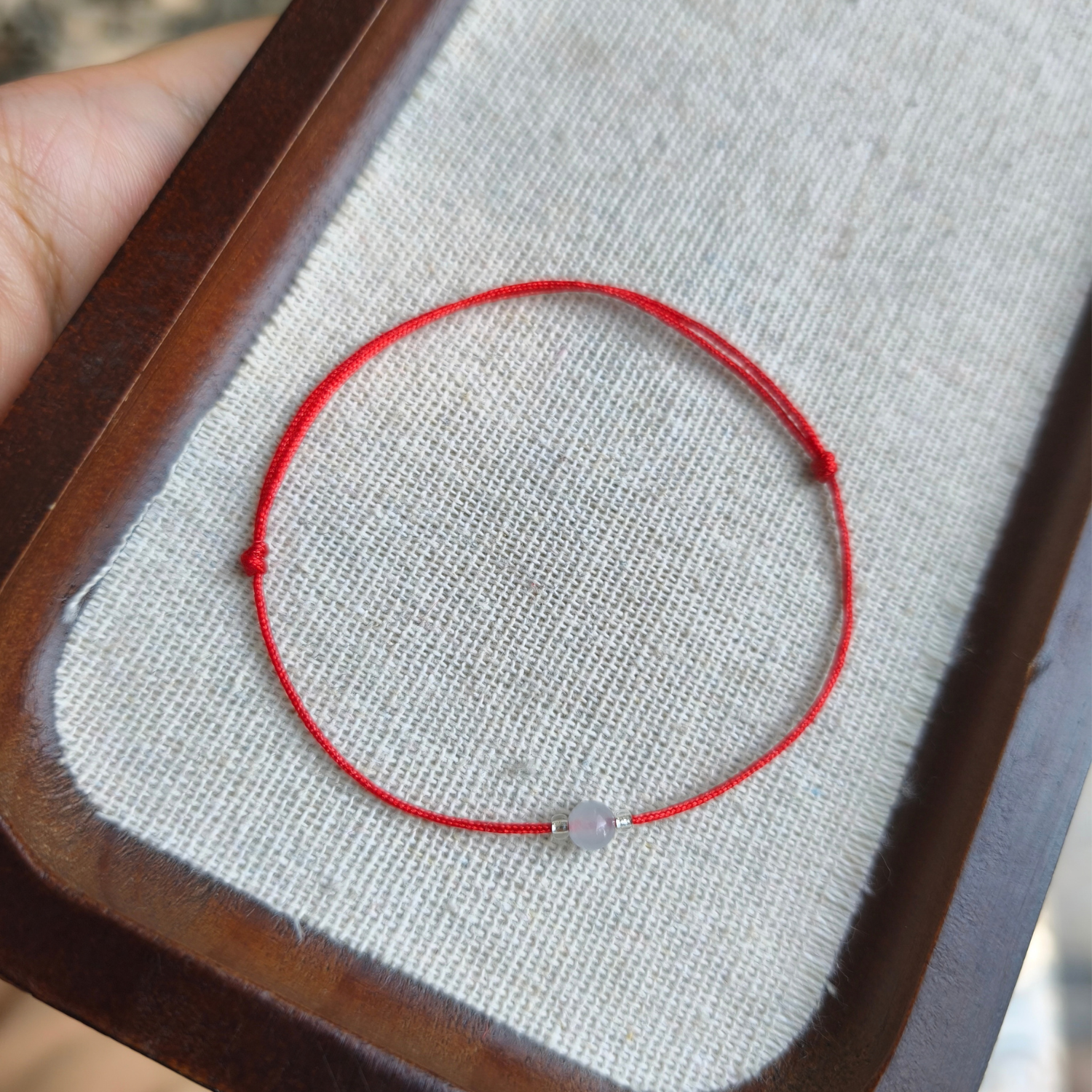 Vòng tay chỉ đỏ sợi mảnh mix đá Chalcedony xanh biển