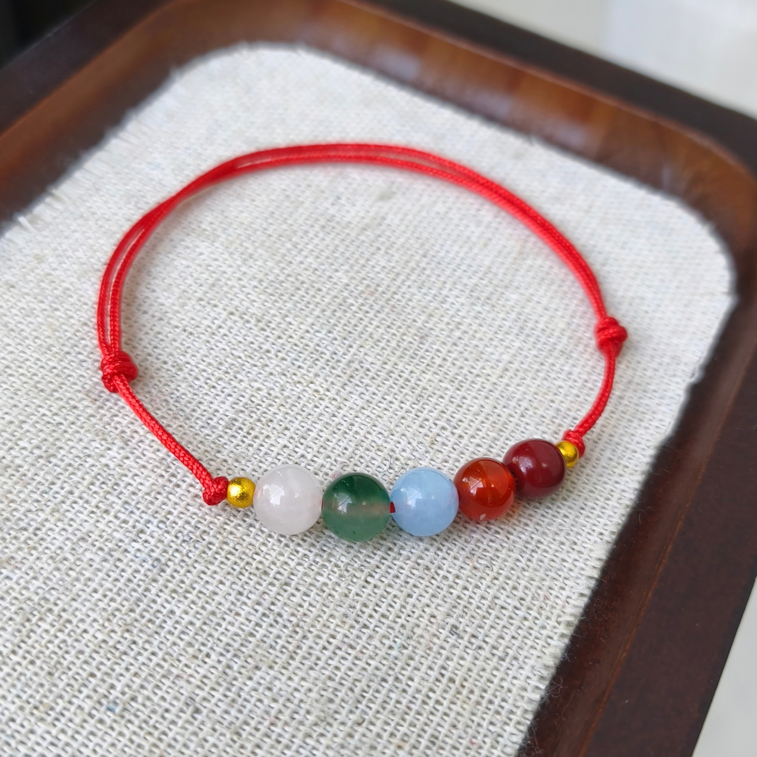 Vòng chỉ đỏ sợi mảnh mix đá ngũ sắc size hạt trung 6mm