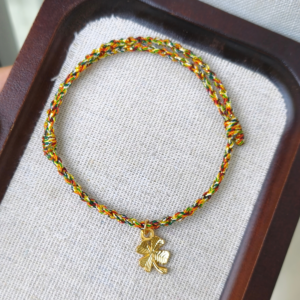 Vòng tay chỉ ngũ sắc vàng kim dây tết mix charm cỏ bốn lá treo mạ vàng 18k