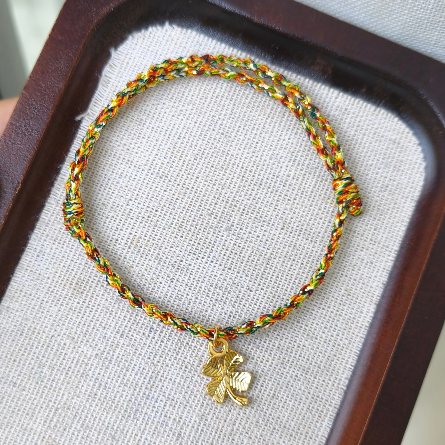 Vòng tay chỉ ngũ sắc vàng kim dây tết mix charm cỏ bốn lá treo mạ vàng 18k